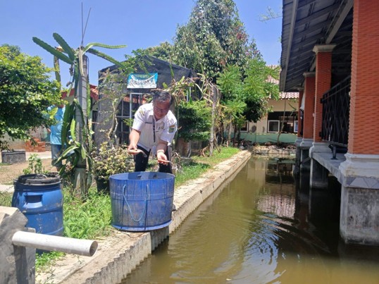 Tebar 40 Kg Bibit Ikan Bawal, SMP Negeri 2 Cilongok Perkuat Program Adiwiyata Mandiri