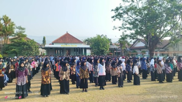 Semarak Hari Batik Nasional, Tes Kesehatan Jasmani SMP Negeri 2 Cilongok Diwarnai Ragam Batik Nusantara