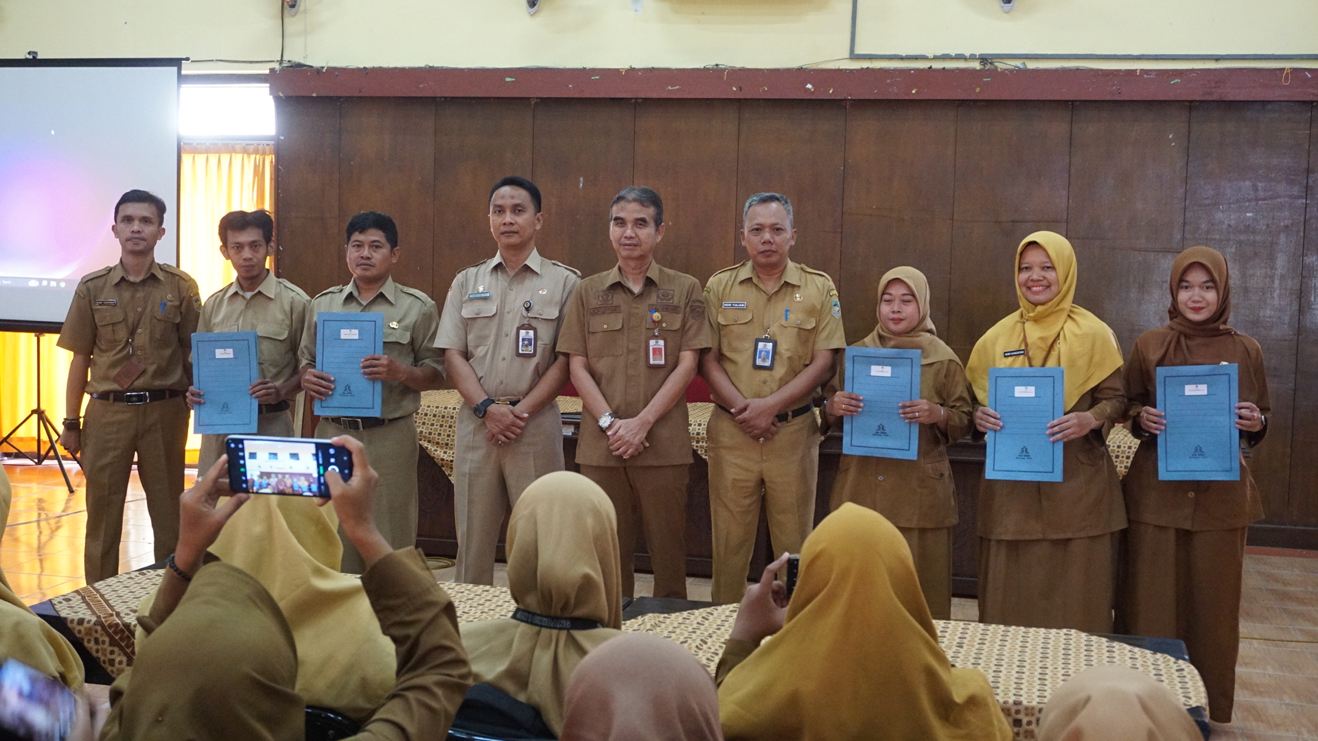 Penyerahan SK PPPK Paruh Waktu, Kadindik Banyumas Tekankan Profesionalisme dan Kepedulian Guru