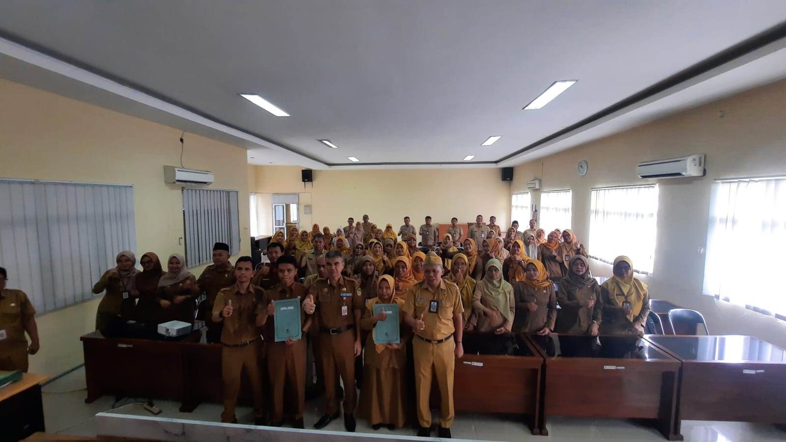 Penyerahan Surat Keputusan Mutasi Guru Jenjang Sekolah Dasar