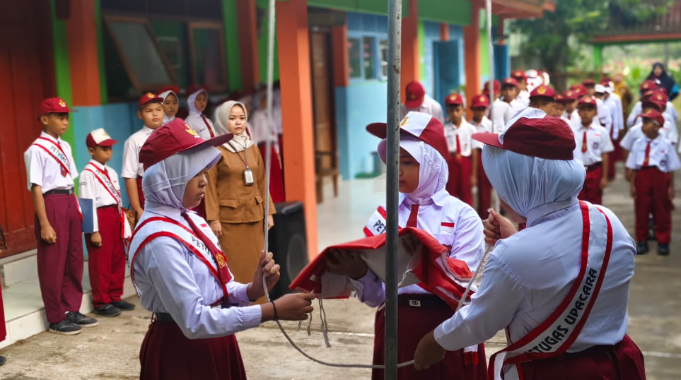 Teguhkan Nilai Ikrar Pelajar Indonesia Melalui Upacara Bendera