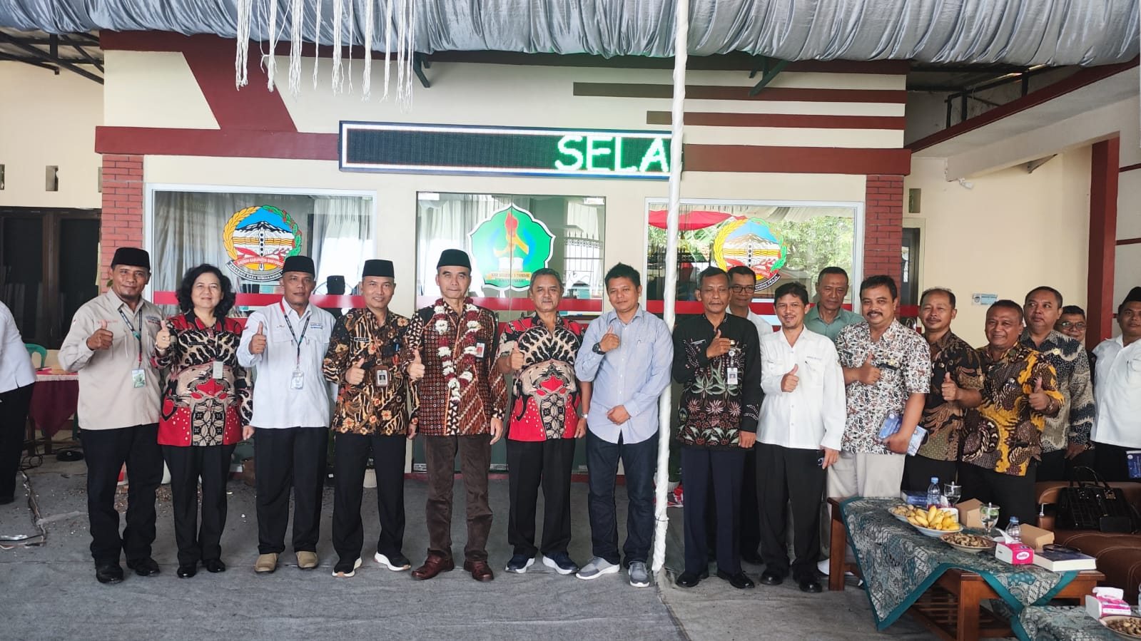 Peresmian Ajungan Presensi Mandiri dan Launching Buku di SMP Negeri 1 Tambak