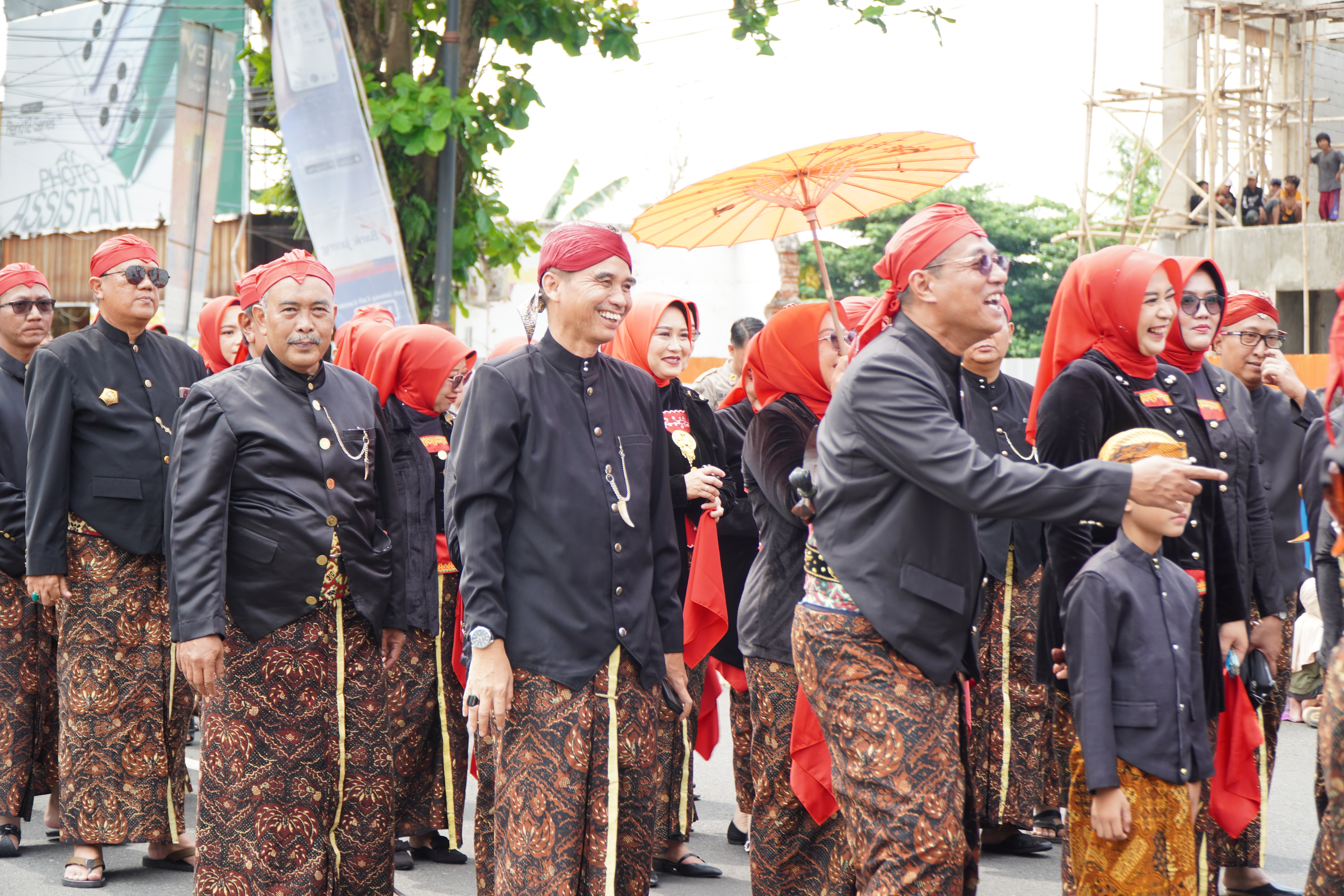 Ribuan Warga Saksikan Kirab Pusaka