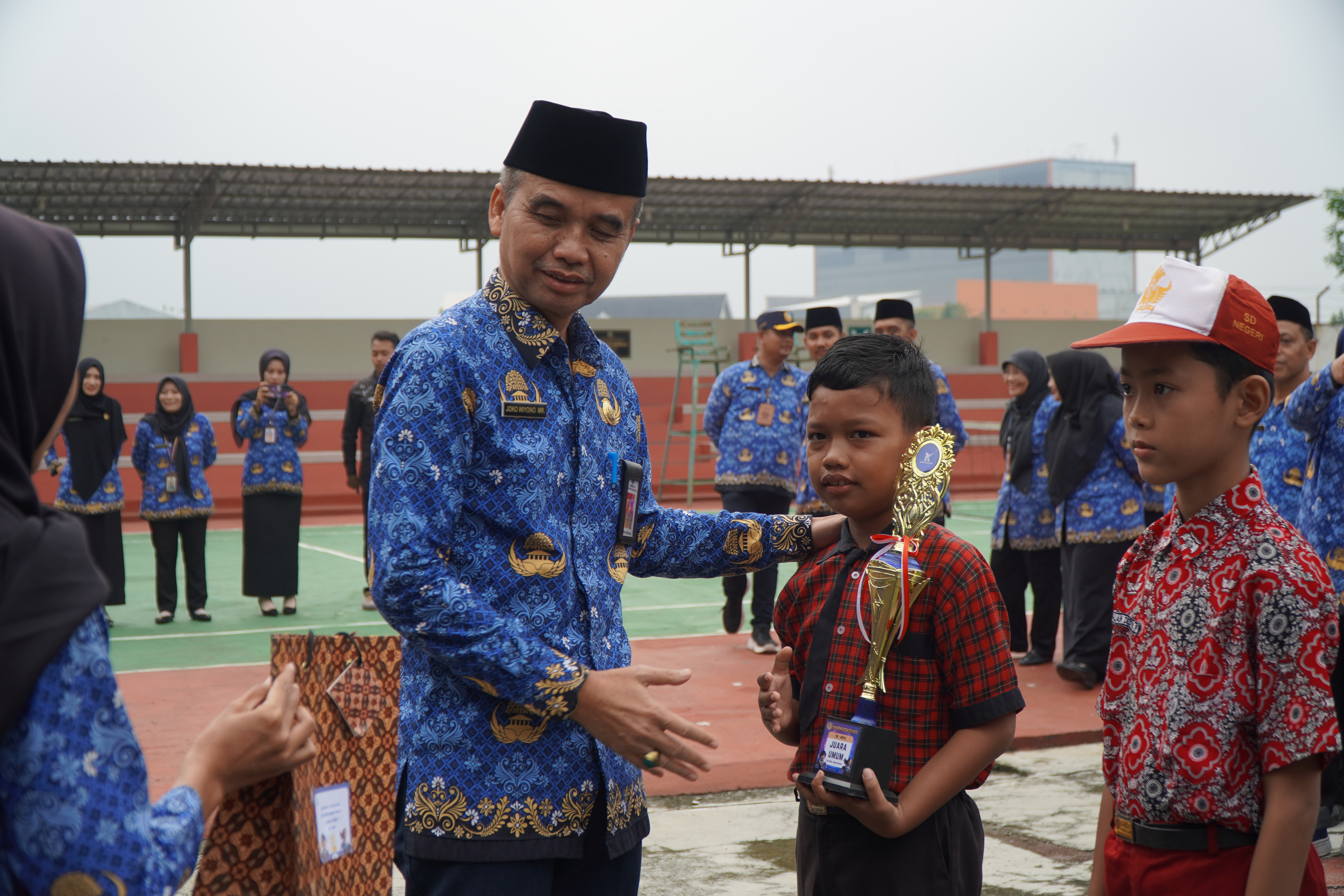 Kepala Dinas Pendidikan Banyumas Serahkan Penghargaan kepada Para Juara Olimpiade Knowledge Season 1