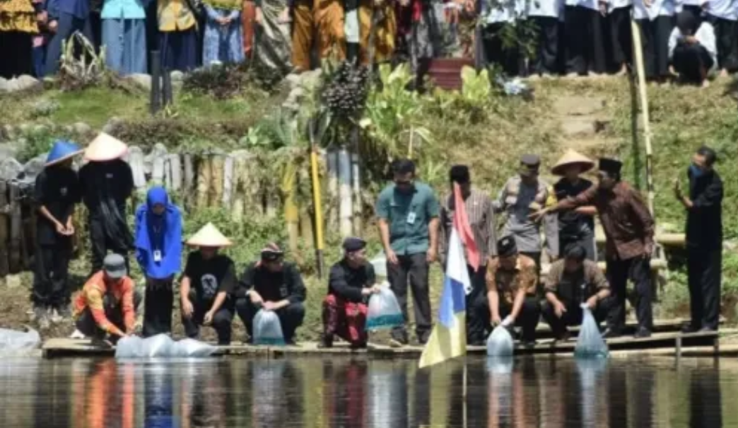 Salingtemas di Situ Elok, Aksi Nyata Peduli Lingkungan oleh SMP Negeri 1 Cilongok