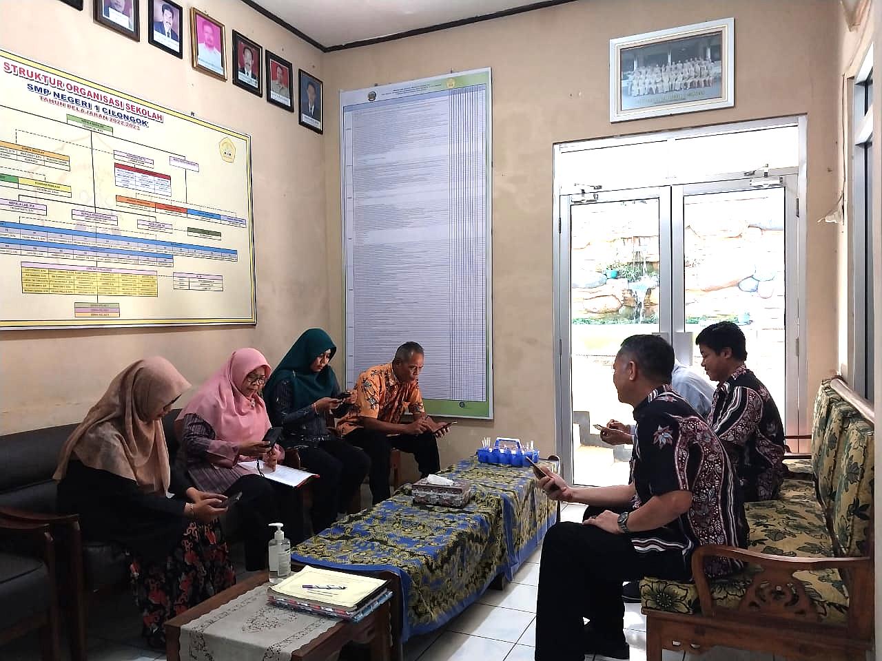 Menghidupkan Literasi di Grup WA Guru