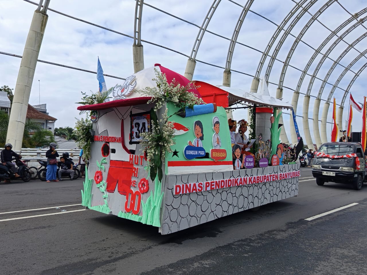 Dindik Banyumas Ikut Meriahkan Karnaval Mobil Hias, Hadirkan 7 Kendaraan Bertema Pendidikan