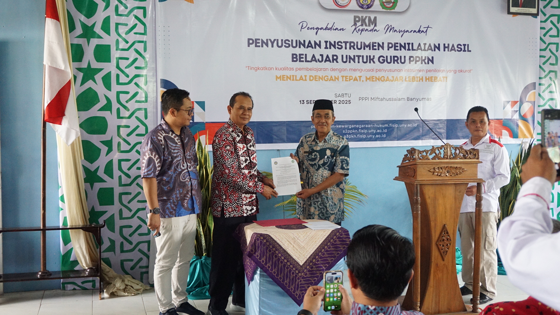 UNY Gelar Pengabdian Kepada Masyarakat di Banyumas: Tingkatkan Kompetensi Guru dan Literasi Santri
