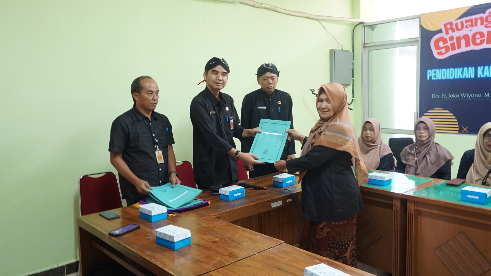 Penyerahan SK Mutasi Guru Jenjang TK, SD dan SMP Dinas Pendidikan Kabupaten Banyumas