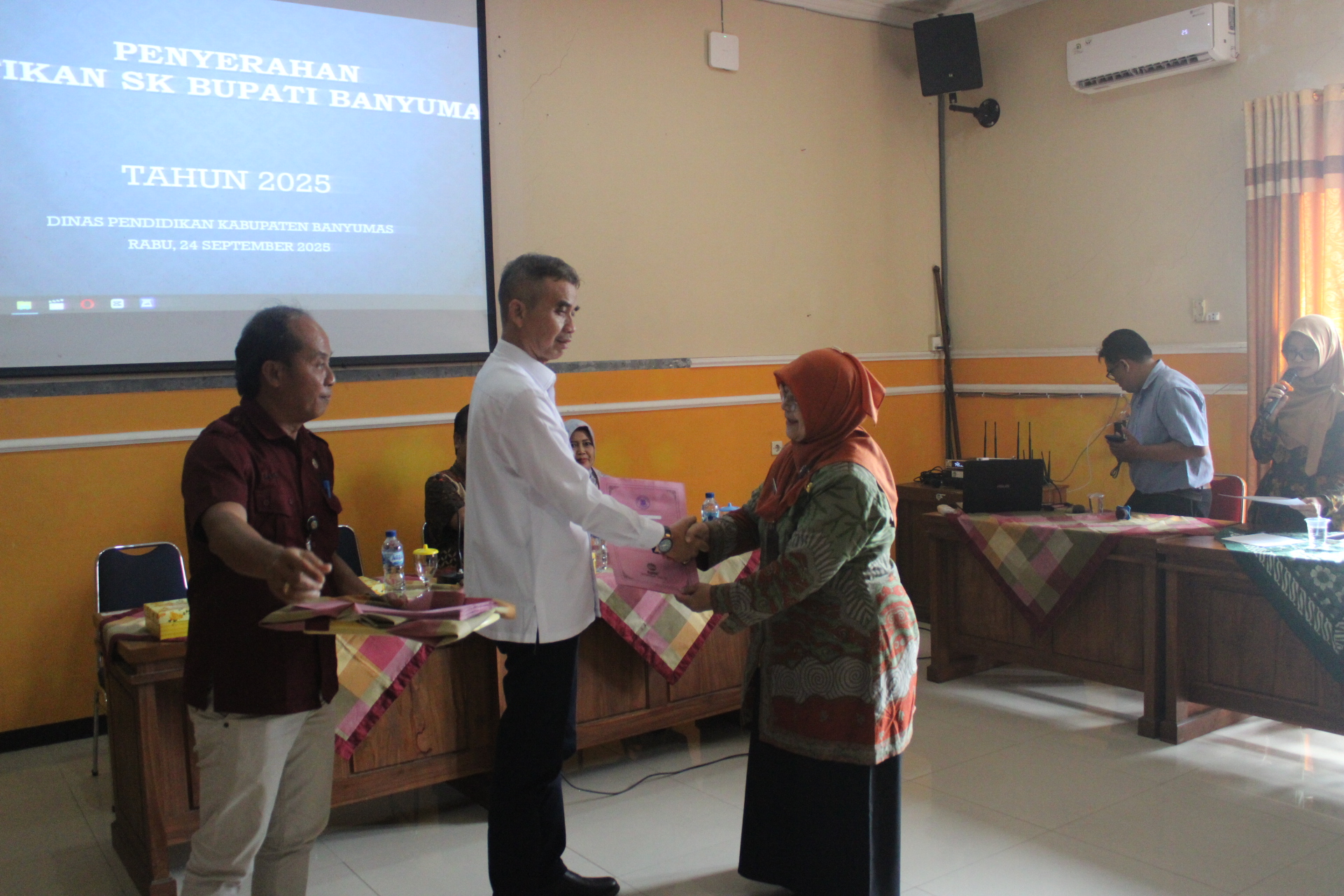 Penyerahan Petikan Keputusan Bupati Banyumas Tentang Pemberhentian Kepala Sekolah