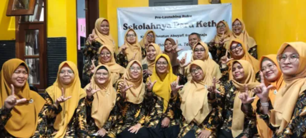 Dari Kepala Sekolah ke Guru, Trisnatun Purna Tugas dengan Karya Sastra