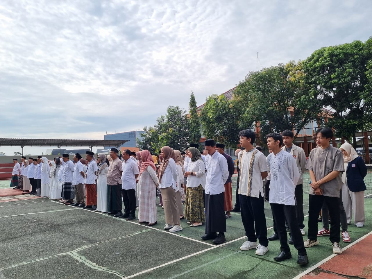 Peringati Hari Santri Nasional, Pegawai Dinas Pendidikan Kenakan Busana Muslim dan Gamis