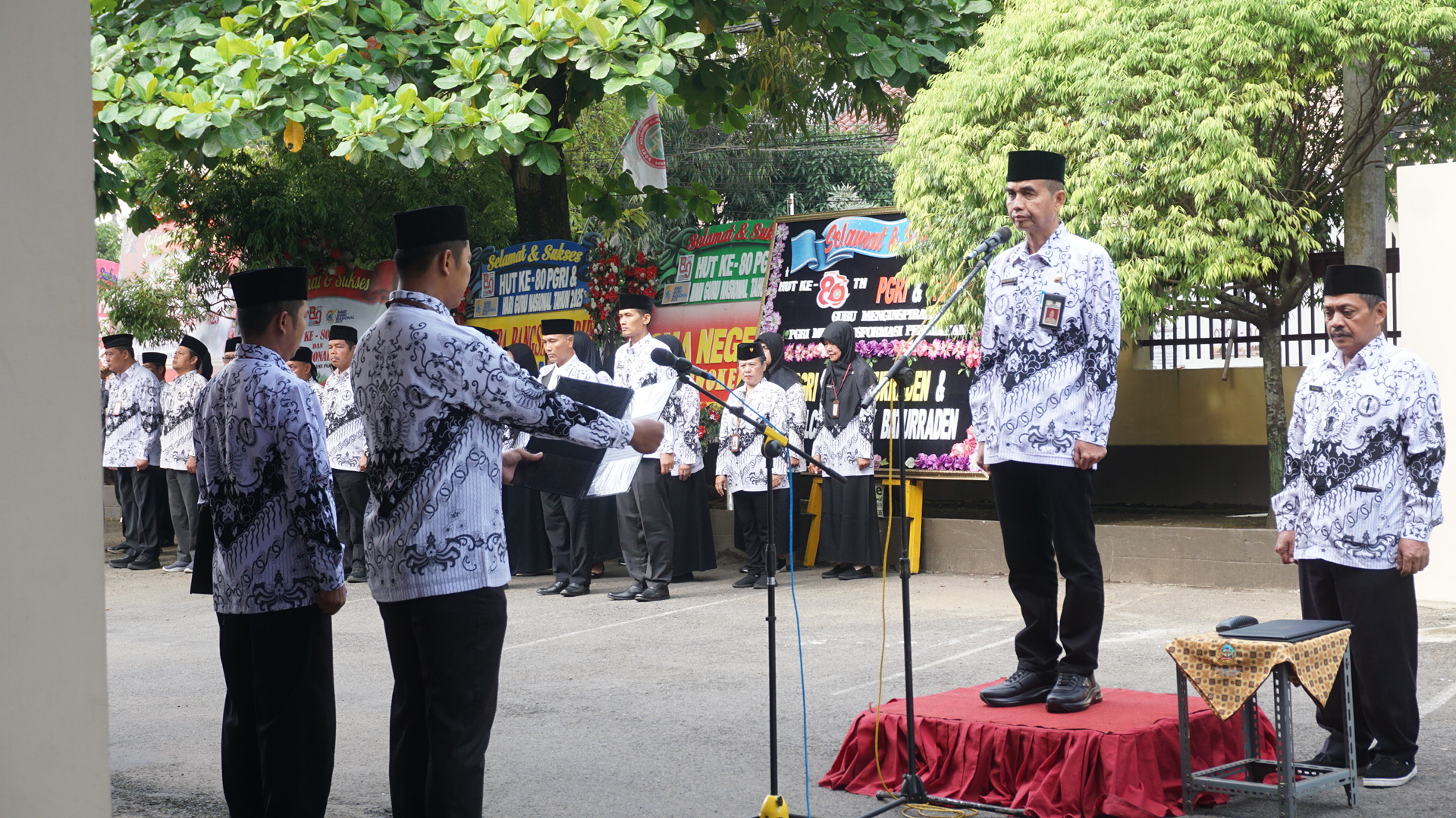 Upacara HUT ke-80 PGRI dan Hari Guru Nasional 2025: “Guru Bermutu, Indonesia Maju” Menggema di Banyumas