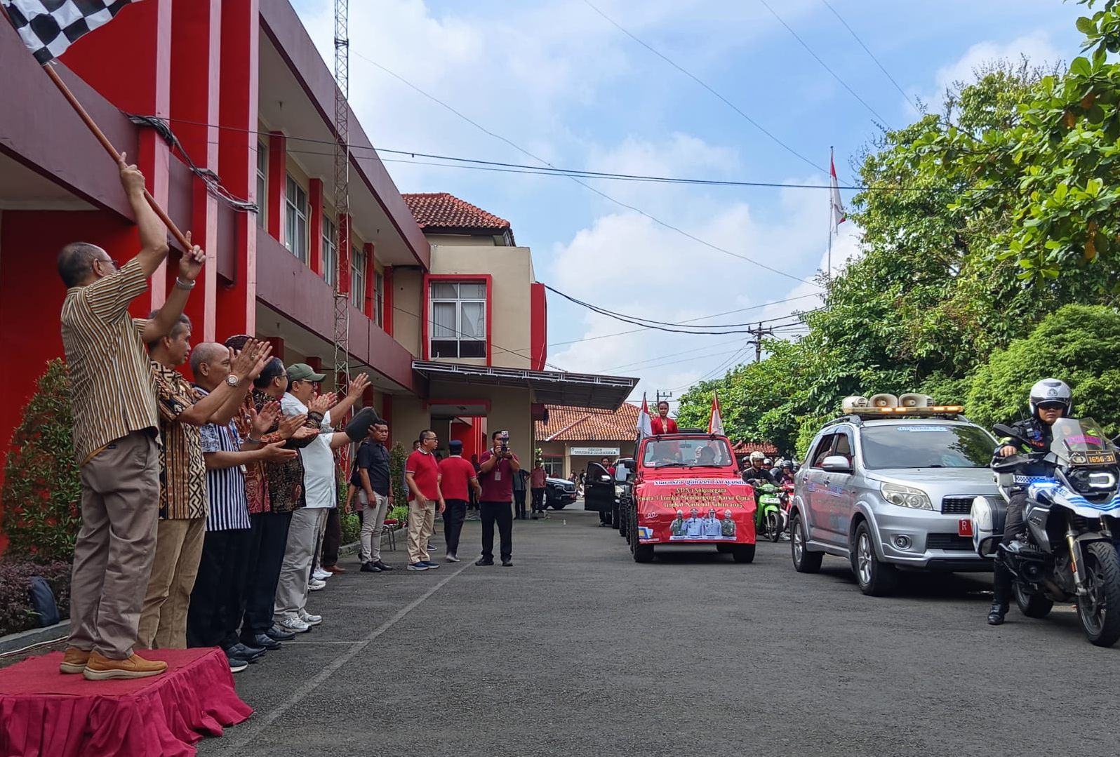 Lepas Pawai Prestasi, Bupati: Ini Cermin Sukses dari Bakat dan Pembinaan