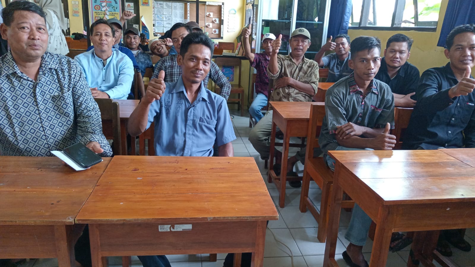 Antusias Ayah Ambil Rapor, Dukung Program GEMAR Dinas Pendidikan Banyumas
