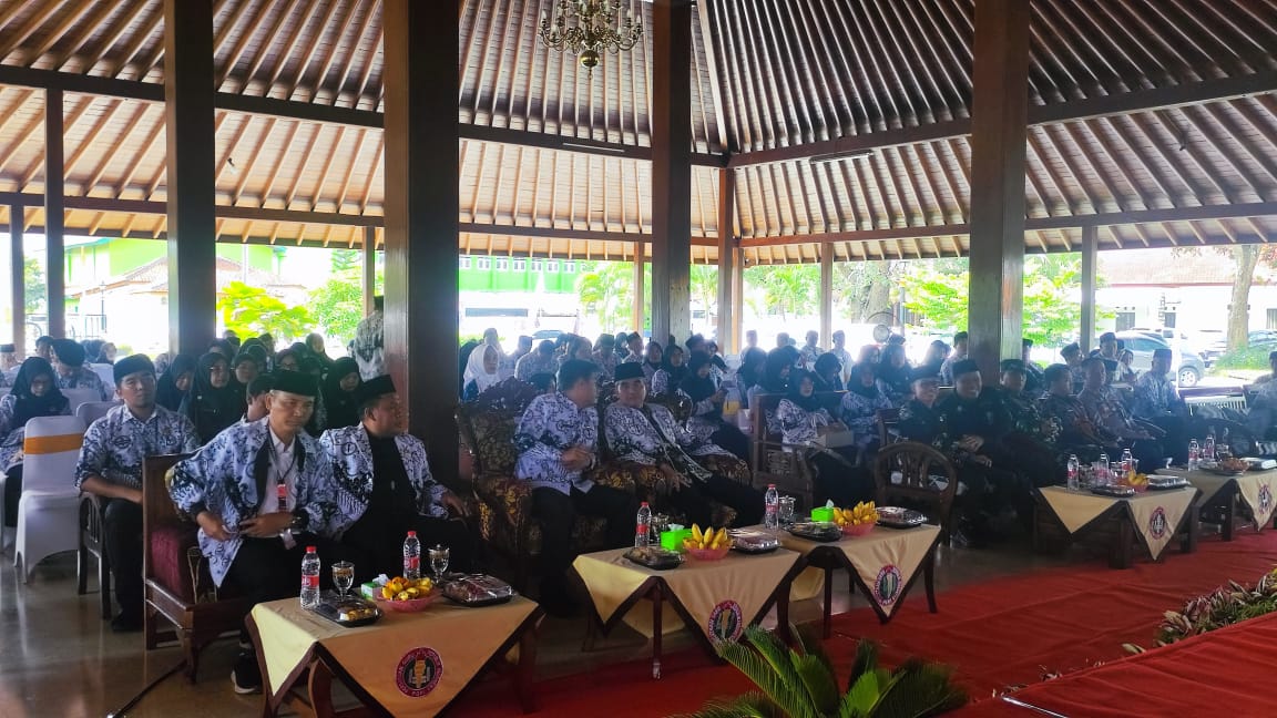 Puncak HUT PGRI dan HGN, Bupati : Guru Adalah Fondasi utama memajukan daerah dan bangsa