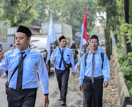Penuhi Nadzar, Jalan Kaki Sejauh 20 kilometer