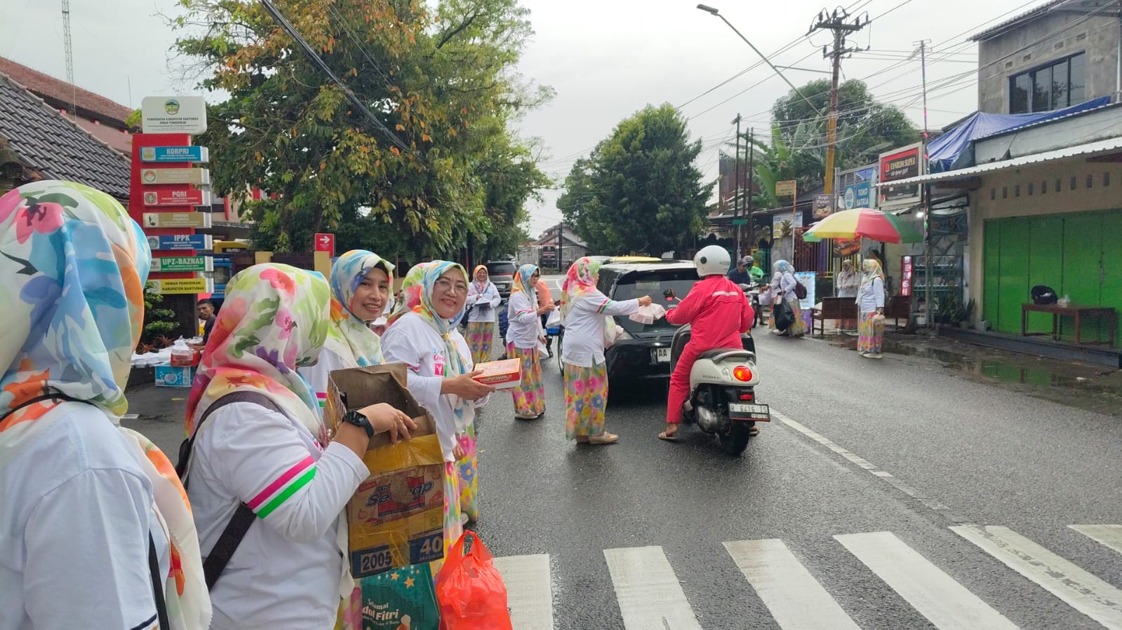 Ibu-Ibu Line Dance Dindik Happy Tebar Kebaikan dengan Berbagi Takjil