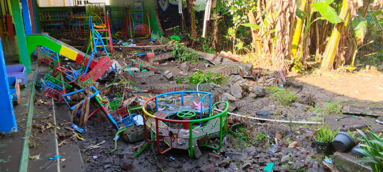 Hujan Deras Picu Banjir dan Longsor di Banyumas, Sekolah Terdampak Alihkan Pembelajaran Daring