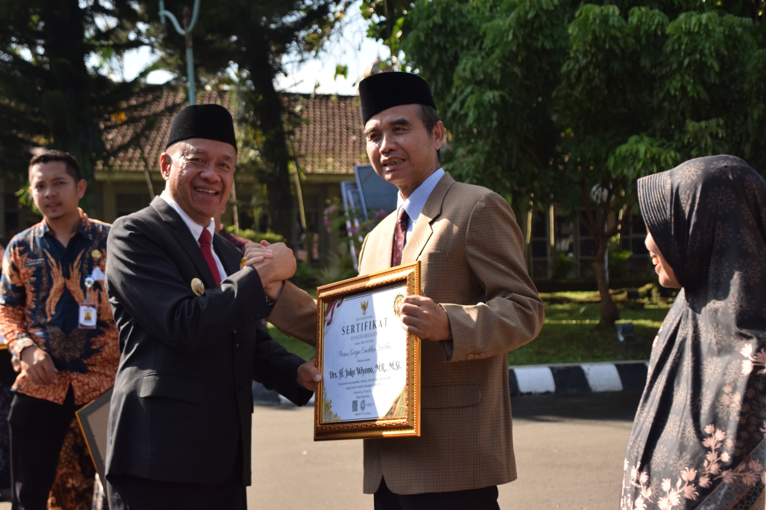 Penghargaan Insan dan Lembaga Warnai Peringatan Hardiknas Banyumas 2026