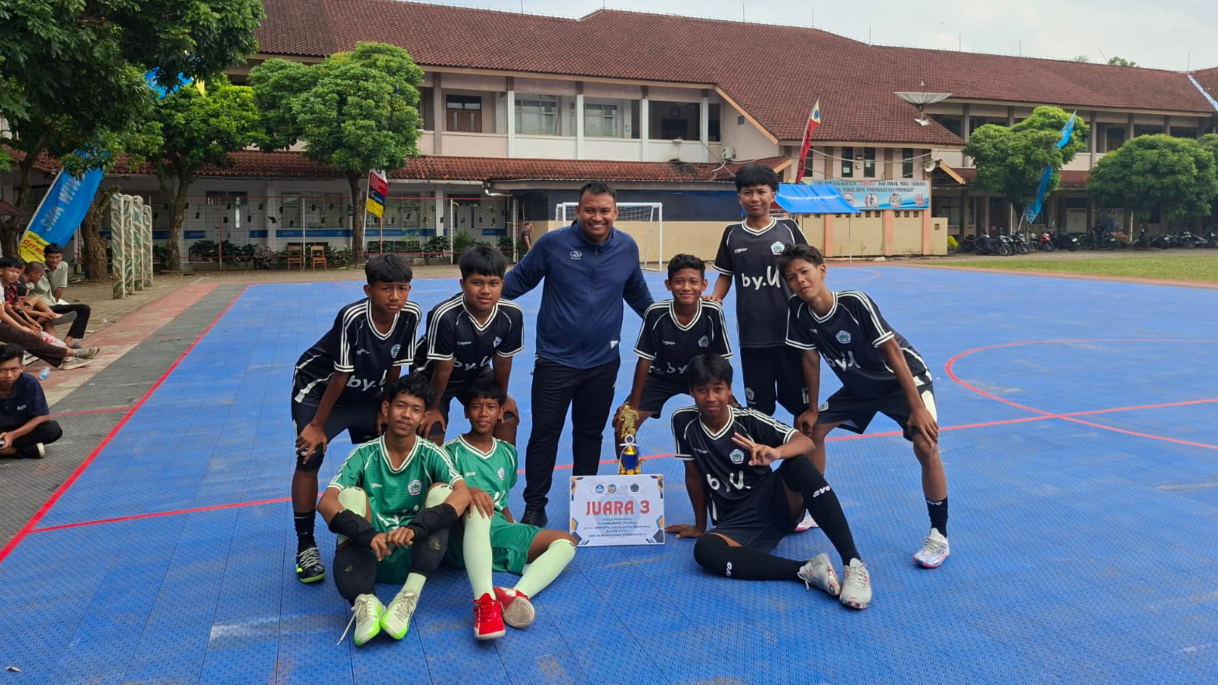 Satu Tahun, Tiga Mahkota: Dominasi Tim Futsal SMPN 1 Karanglewas di Panggung Regional 2026