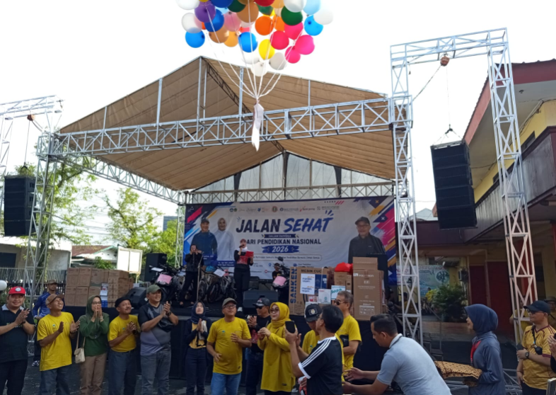 Ribuan Peserta Meriahkan Jalan Sehat Hardiknas 2026 di Banyumas