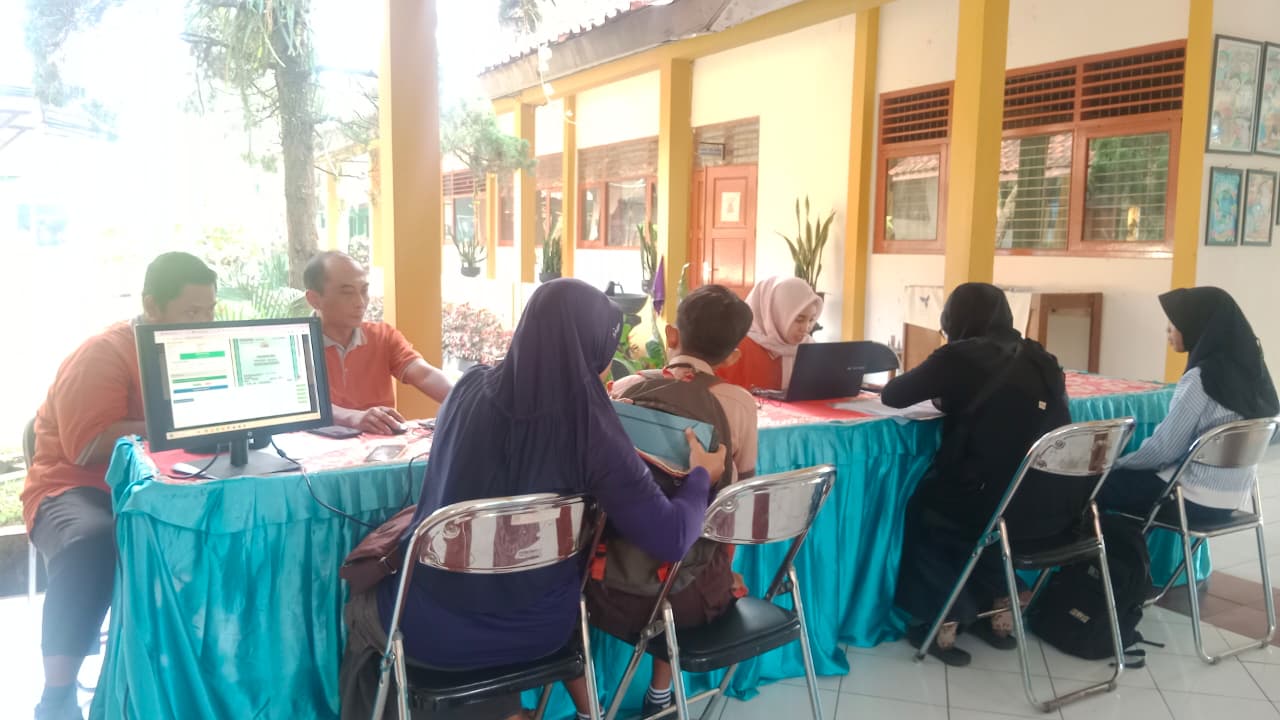 Orang Tua Calon Siswa Serbu Posko SPMB