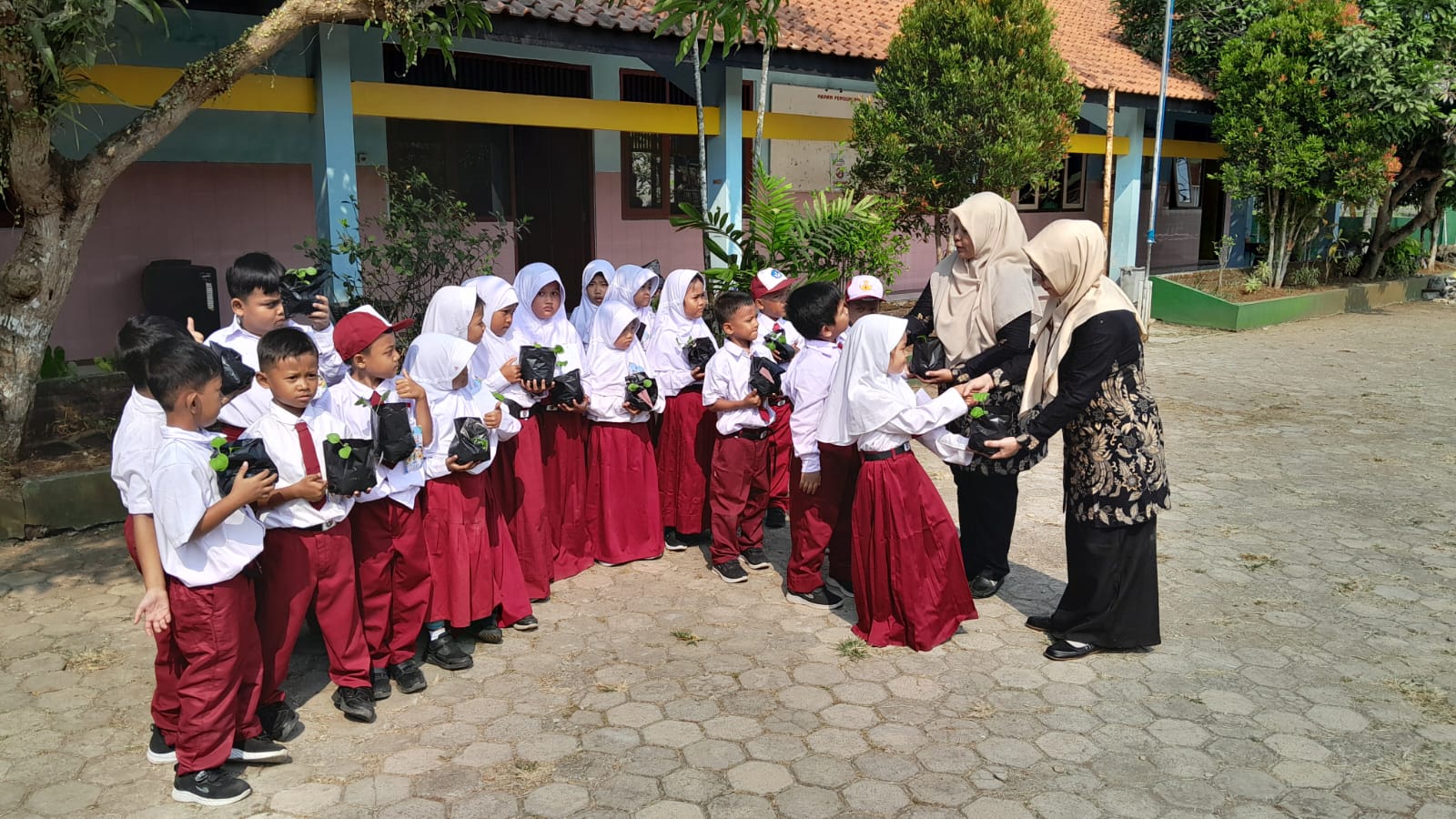 Menanam Harapan Baru: Semangat Hari Pertama MPLS di SD Negeri 3 Tanjung Purwokerto Selatan