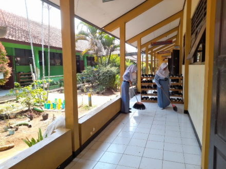 Menanamkan kepedulian lingkungan melalui pembiasaan sederhana yang dilakukan setiap hari