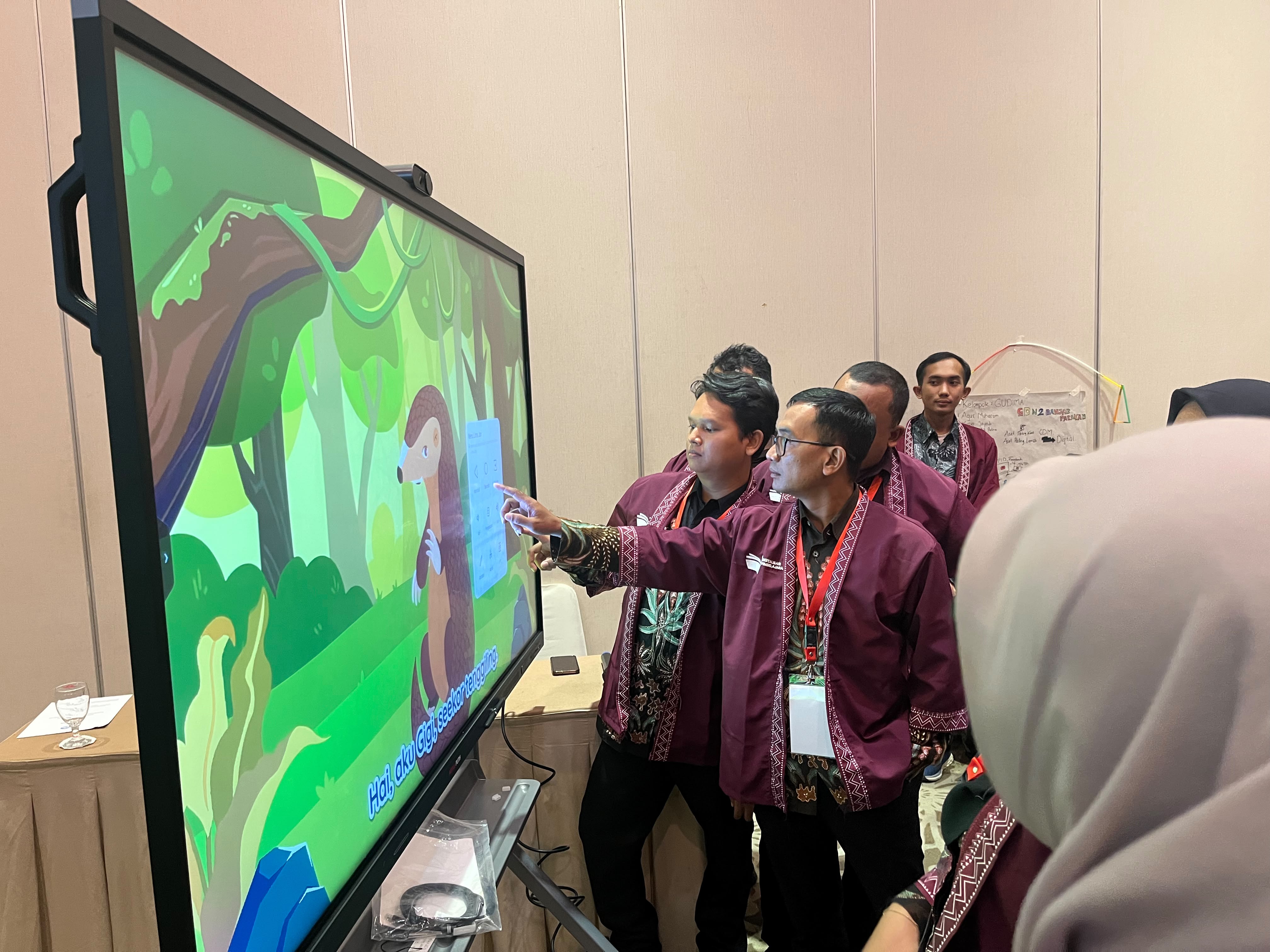 Digitalisasi Pembelajaran : Teknologi Sebagai Alat, Guru Tetap Penggerak Utama