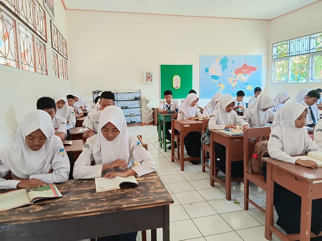 Membaca Senyap: Investasi Masa Depan Murid SMP Negeri 3 Ajibarang