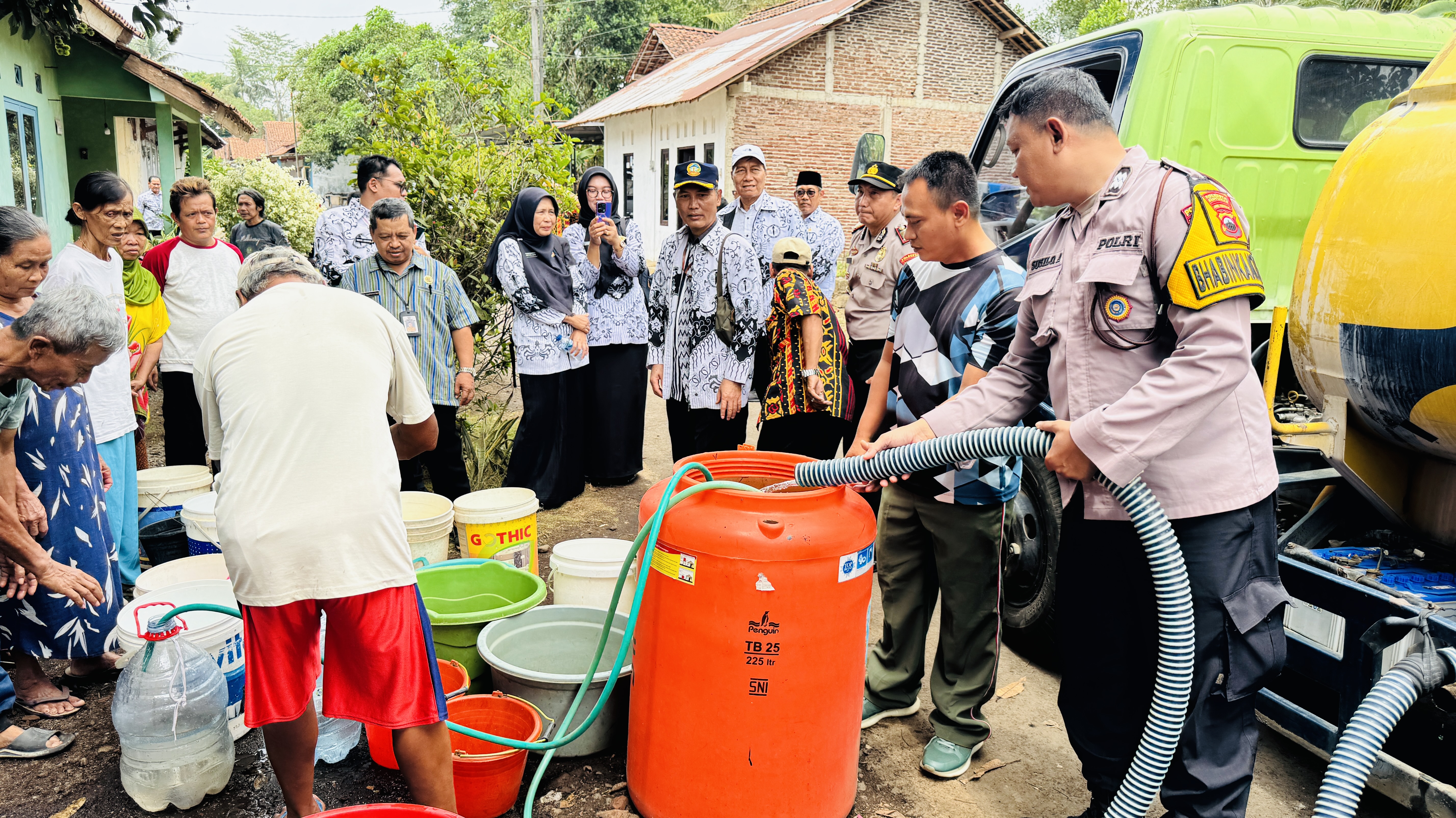 PGRI Jawa Tengah Salurkan 72 Tangki Air Bersih